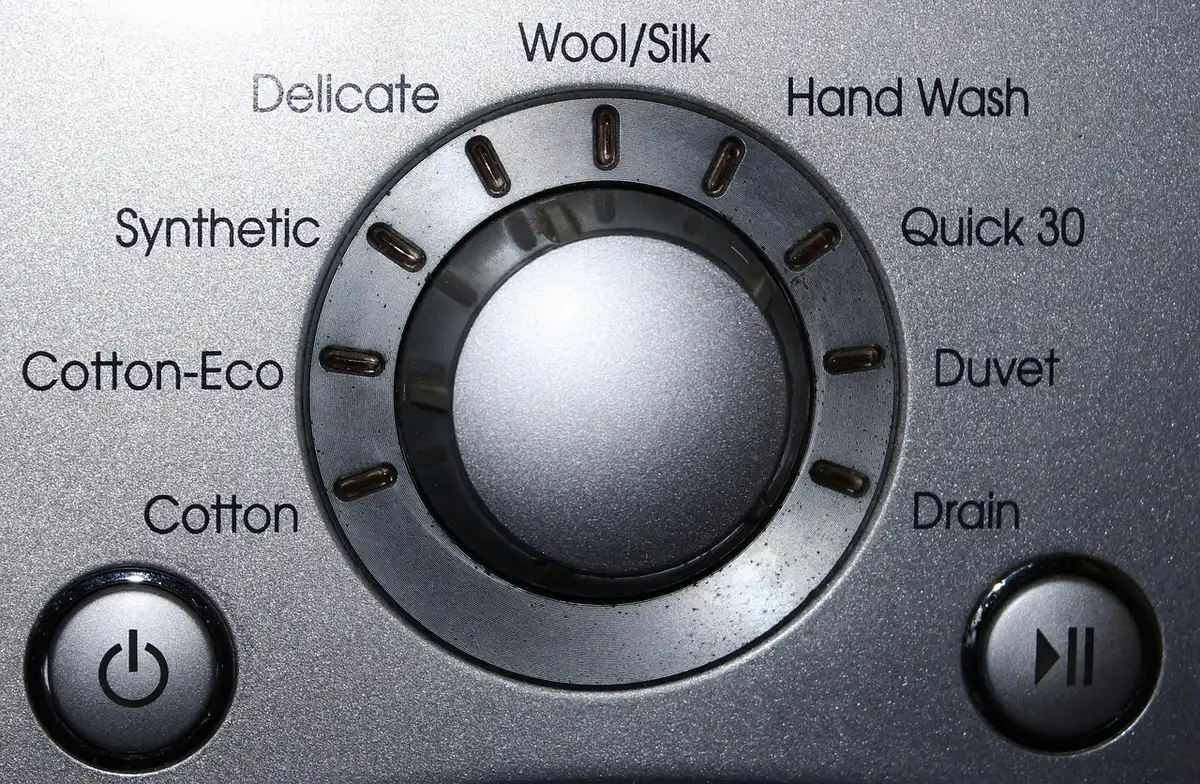 Console centrale d'un pickup avec commandes physiques et molettes visibles