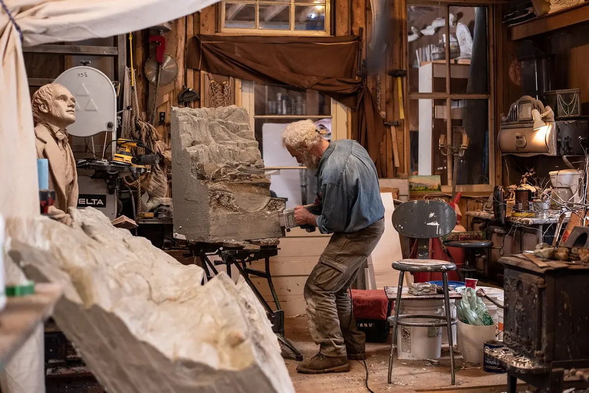 Plan de travail d'atelier rangé avec outils prêts pour une démonstration